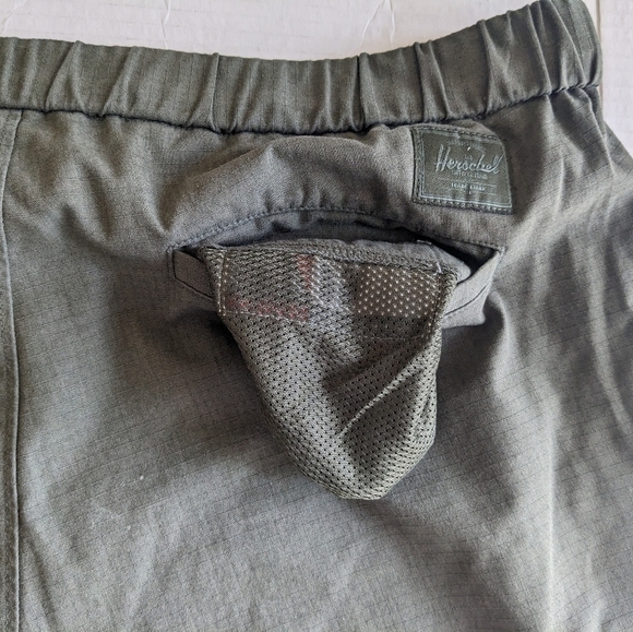 HERSCHEL MEN'S BELTED  KHAKI SHORTS SIZE LARGE - Picture 2 of 9